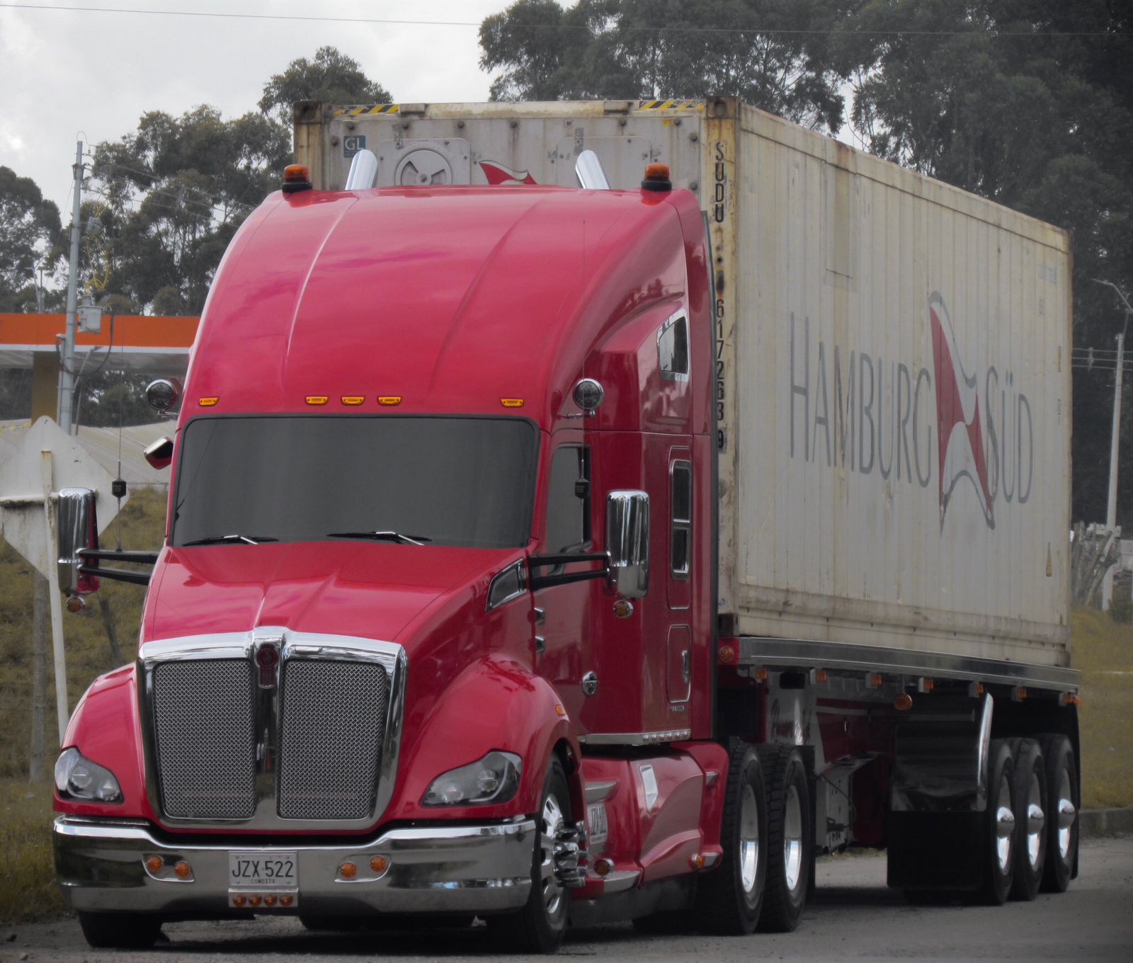 Tractomula de frente en operacion logistica